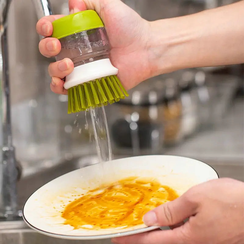 BROSSE À VAISSELLE AVEC DISTRIBUTEUR DE SAVON.